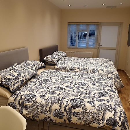 London Luxury Apartments 3 Bedroom Sleeps 8 With 3 Bathrooms 4 Mins Walk To Tube Free Parking Ilford Dış mekan fotoğraf