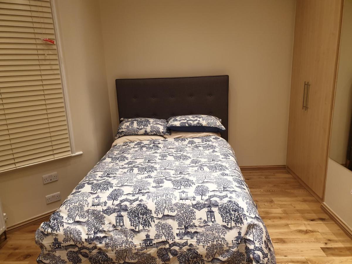 London Luxury Apartments 3 Bedroom Sleeps 8 With 3 Bathrooms 4 Mins Walk To Tube Free Parking Ilford Dış mekan fotoğraf