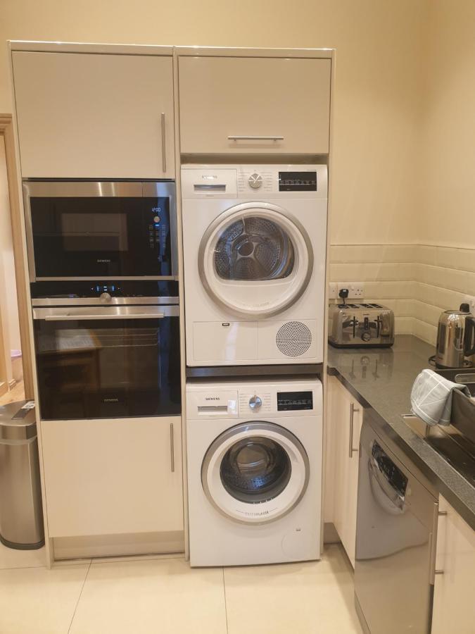 London Luxury Apartments 3 Bedroom Sleeps 8 With 3 Bathrooms 4 Mins Walk To Tube Free Parking Ilford Dış mekan fotoğraf