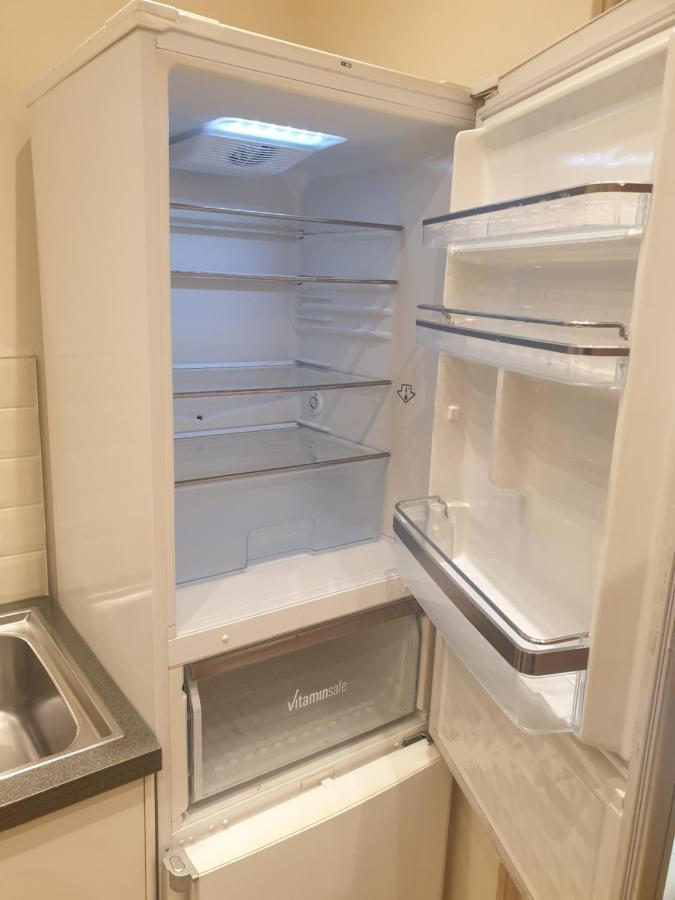London Luxury Apartments 3 Bedroom Sleeps 8 With 3 Bathrooms 4 Mins Walk To Tube Free Parking Ilford Dış mekan fotoğraf