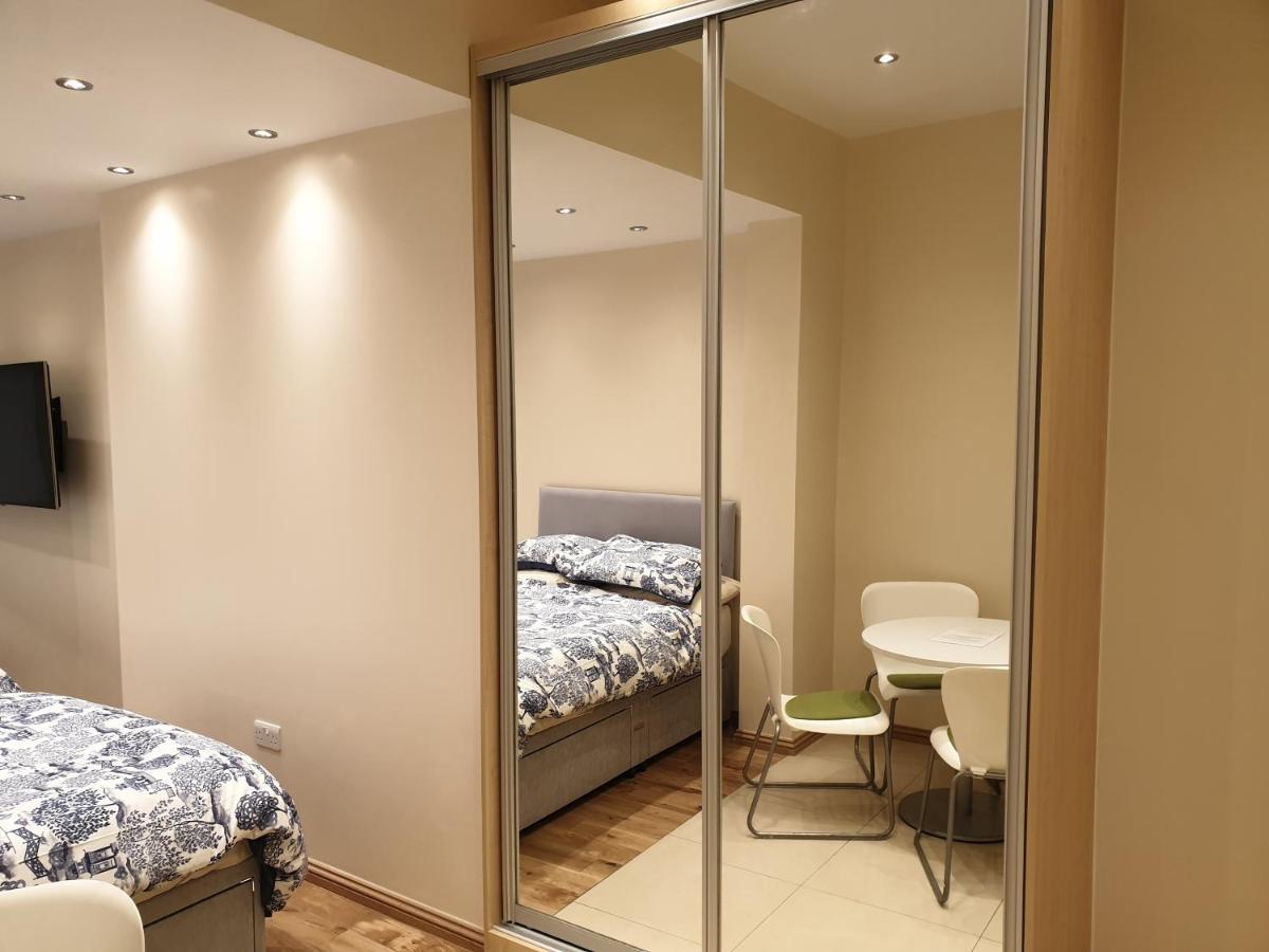 London Luxury Apartments 3 Bedroom Sleeps 8 With 3 Bathrooms 4 Mins Walk To Tube Free Parking Ilford Dış mekan fotoğraf