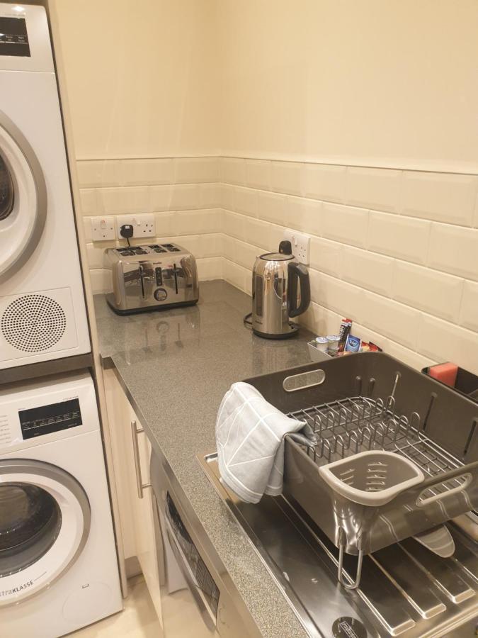 London Luxury Apartments 3 Bedroom Sleeps 8 With 3 Bathrooms 4 Mins Walk To Tube Free Parking Ilford Dış mekan fotoğraf