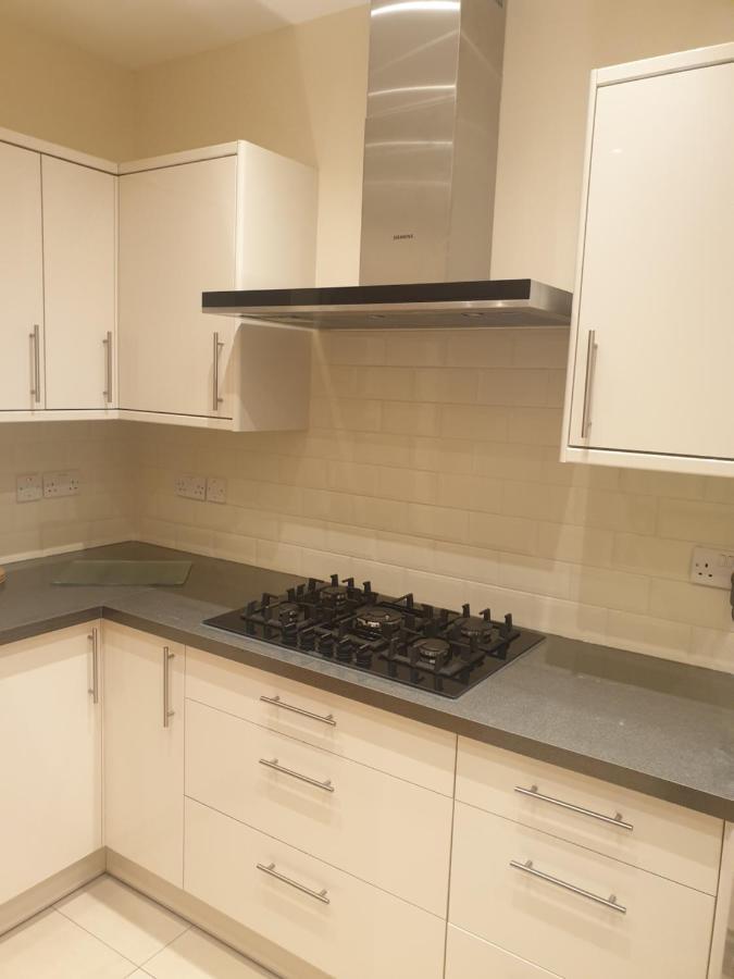 London Luxury Apartments 3 Bedroom Sleeps 8 With 3 Bathrooms 4 Mins Walk To Tube Free Parking Ilford Dış mekan fotoğraf