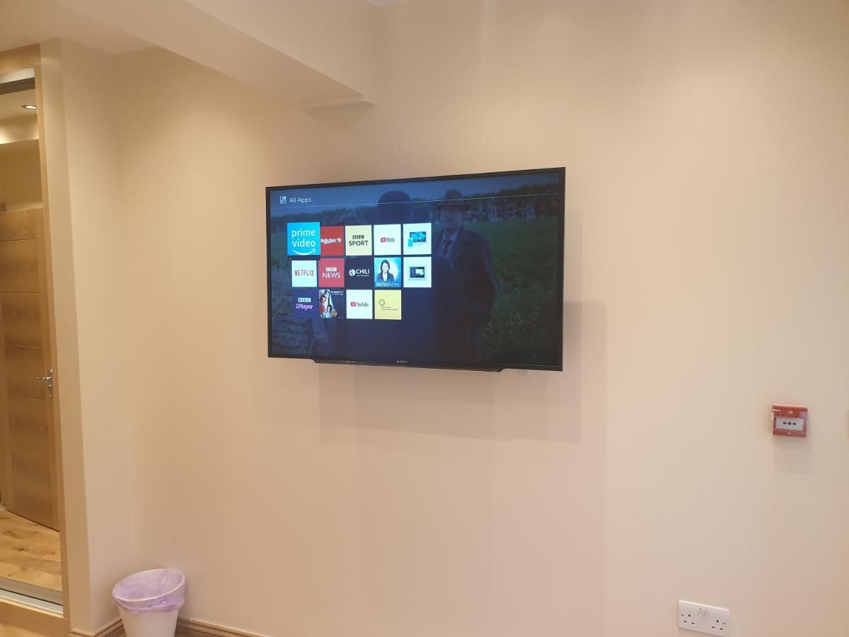 London Luxury Apartments 3 Bedroom Sleeps 8 With 3 Bathrooms 4 Mins Walk To Tube Free Parking Ilford Dış mekan fotoğraf