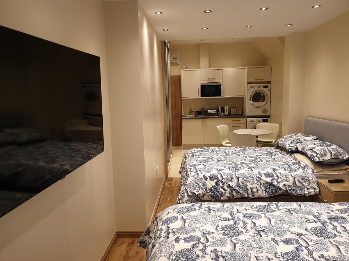 London Luxury Apartments 3 Bedroom Sleeps 8 With 3 Bathrooms 4 Mins Walk To Tube Free Parking Ilford Dış mekan fotoğraf