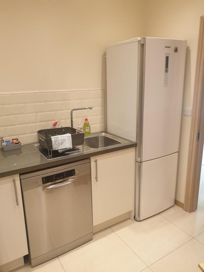 London Luxury Apartments 3 Bedroom Sleeps 8 With 3 Bathrooms 4 Mins Walk To Tube Free Parking Ilford Dış mekan fotoğraf