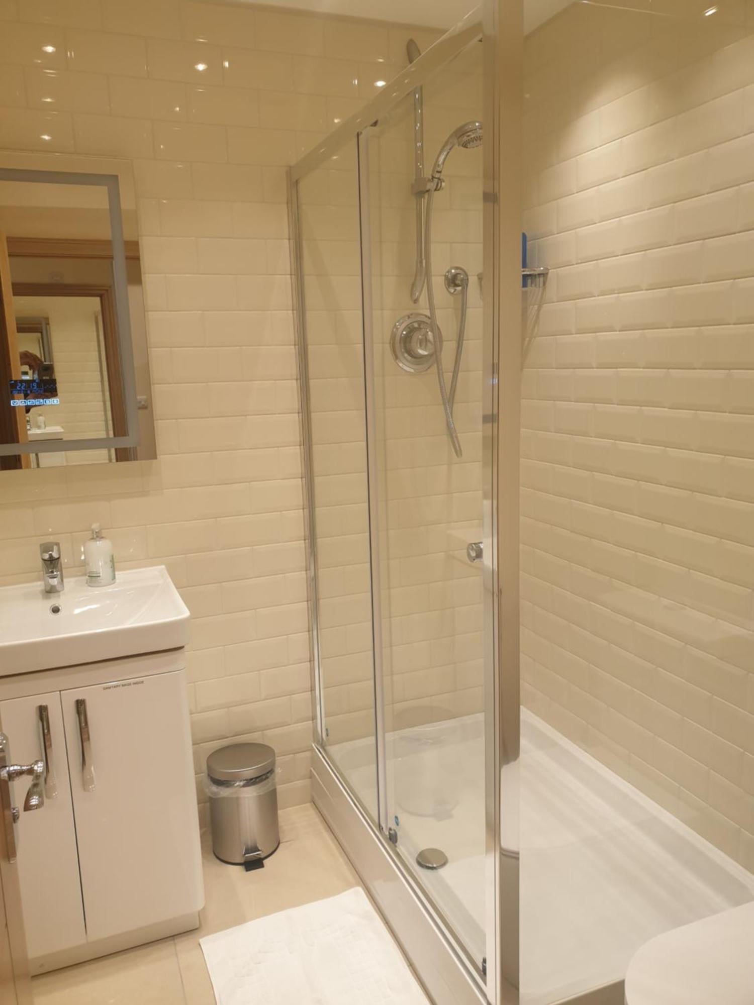 London Luxury Apartments 3 Bedroom Sleeps 8 With 3 Bathrooms 4 Mins Walk To Tube Free Parking Ilford Dış mekan fotoğraf