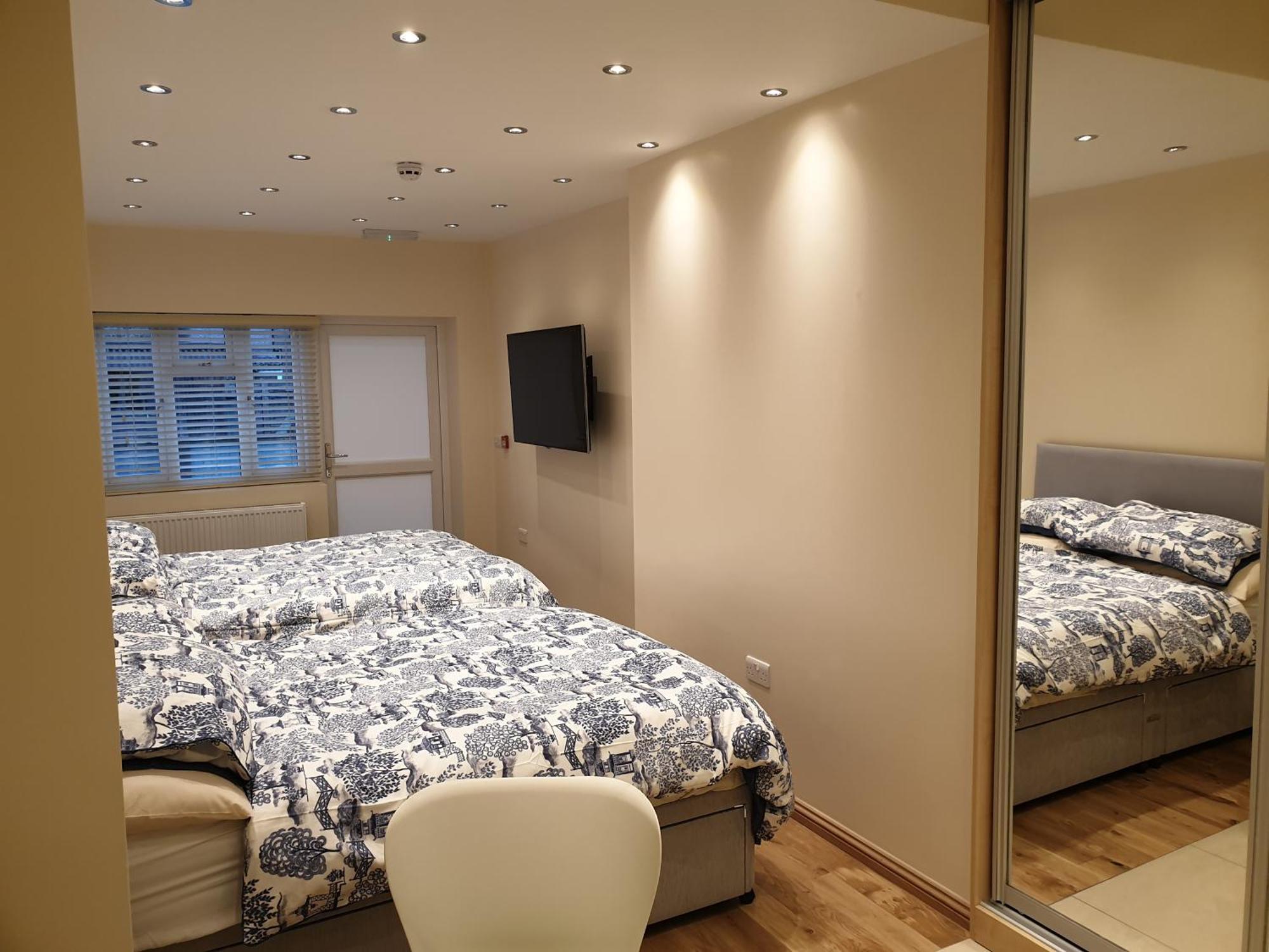London Luxury Apartments 3 Bedroom Sleeps 8 With 3 Bathrooms 4 Mins Walk To Tube Free Parking Ilford Dış mekan fotoğraf
