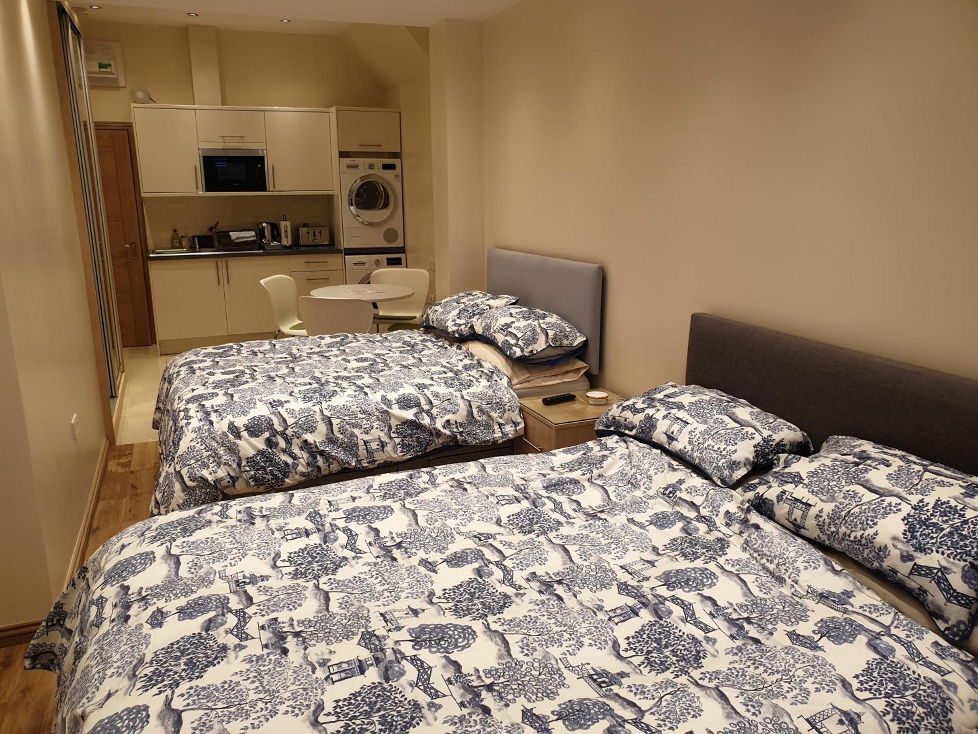 London Luxury Apartments 3 Bedroom Sleeps 8 With 3 Bathrooms 4 Mins Walk To Tube Free Parking Ilford Dış mekan fotoğraf