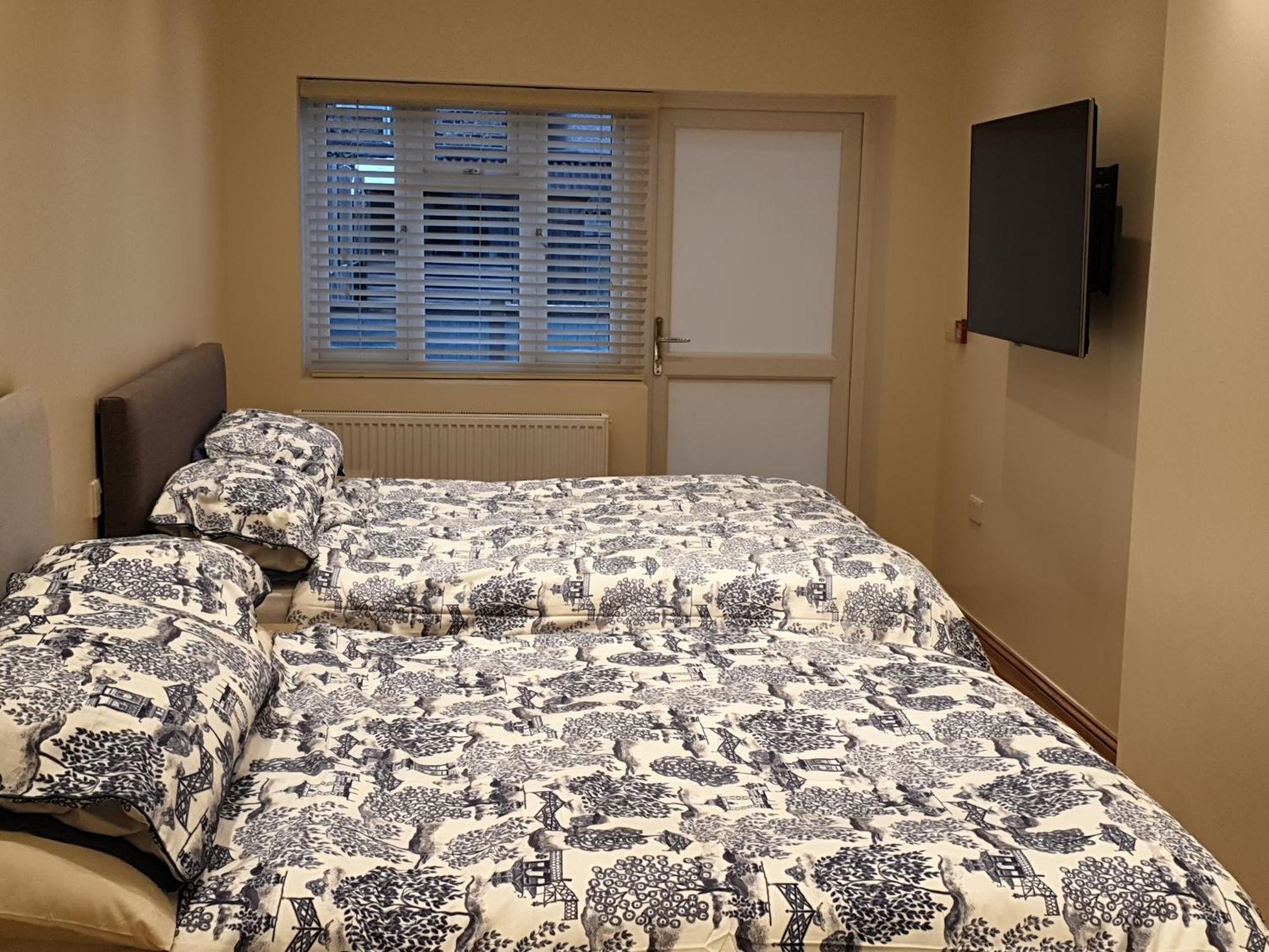 London Luxury Apartments 3 Bedroom Sleeps 8 With 3 Bathrooms 4 Mins Walk To Tube Free Parking Ilford Dış mekan fotoğraf